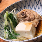 焼き鳥 とりら - 茹でた肉の引き締まることでの旨味がまた面白い