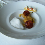 CROWN - 前菜：トウモロコシ(滑らかなヴルーテでフォアグラのクロメスキとポワロージューヌ　ミルクのエキュム　チョリソのチップと共に)