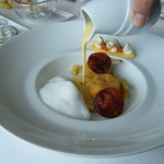 CROWN - 前菜：トウモロコシ(滑らかなヴルーテでフォアグラのクロメスキとポワロージューヌ　ミルクのエキュム　チョリソのチップと共に)