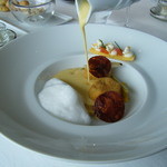 CROWN - 前菜：トウモロコシ(滑らかなヴルーテでフォアグラのクロメスキとポワロージューヌ　ミルクのエキュム　チョリソのチップと共に)