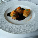 CROWN - 魚料理：築地からの本日の魚料理(平目をポテト巻きにしてフリット　人参のデクリネゾン　グレープフルーツ風味の赤ワインソースで)