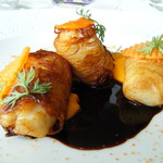 CROWN - 魚料理：築地からの本日の魚料理(平目をポテト巻きにしてフリット　人参のデクリネゾン　グレープフルーツ風味の赤ワインソースで)