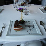 CROWN - チョコレートのピアノ(ミルクとジャンデュージャの2色のアパレイユ　エクストラビターのカカオのソルベとカフェソース)