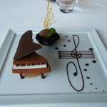 CROWN - チョコレートのピアノ(ミルクとジャンデュージャの2色のアパレイユ　エクストラビターのカカオのソルベとカフェソース)