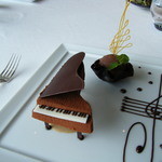 CROWN - チョコレートのピアノ(ミルクとジャンデュージャの2色のアパレイユ　エクストラビターのカカオのソルベとカフェソース)