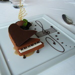 CROWN - チョコレートのピアノ(ミルクとジャンデュージャの2色のアパレイユ　エクストラビターのカカオのソルベとカフェソース)