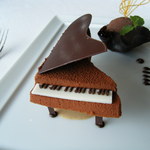 CROWN - チョコレートのピアノ(ミルクとジャンデュージャの2色のアパレイユ　エクストラビターのカカオのソルベとカフェソース)