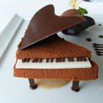 CROWN - チョコレートのピアノ(ミルクとジャンデュージャの2色のアパレイユ　エクストラビターのカカオのソルベとカフェソース)