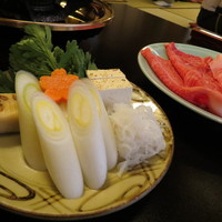 人形町今半 本店 - すき焼きランチのセット。ネギ、ニンジン、春菊、白滝、生麩、豆腐