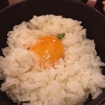 しゃぶしゃぶすき焼どん亭 - 小鉢の卵黄だけをご飯にON