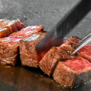 著名的“铁板烧”采用最高品质的“宫崎牛肉”将其烤至完美的火候。