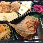 熟成魚場 福井県美浜町 - ブリかま煮付と唐揚弁当 1,000円 ♪