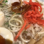 麺ハウス こもれ美 - 乗せてみた(紅生姜とガーリック)