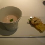 タニーチャ - アミューズ（左：ノーザンルビー（ピンク色のじゃがいも）の冷製スープ） (2012.6)