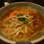 Chaon - これ、「屋台ラーメン」（タイ屋台のあっさり醤油ラーメン）なんですが、スープが本当においしい！　醤油って感じじゃなかったが。また、麺は日本のものとちょっと違った食感。とにかく、おいしかった！