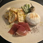 ビストロ アモルフ - トミーノチーズのグリルと生ハム ¥1,700 