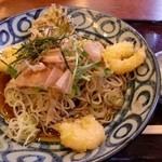 そば料理うおけい - ぶっかけ蕎麦。冷えた蕎麦にプリプリの皮むき海老天が食べやすく出汁もいい味で美味しいです！！