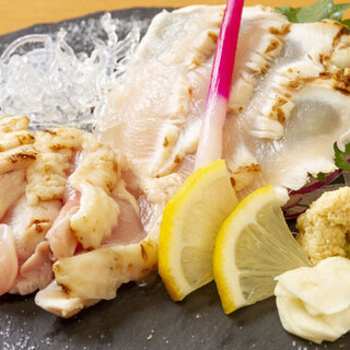 Enjoy the freshness of the sashimi and the aromatic charcoal-grilled chicken to its fullest.