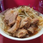 ラーメン二郎 - ブタを取り出してカシャ！