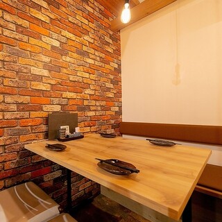 A relaxing space where you can relax and enjoy your meal in a brick-based restaurant.