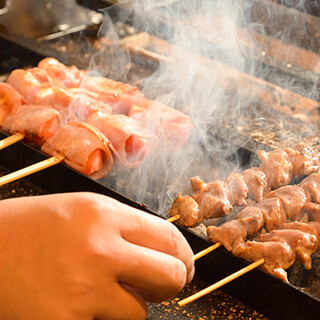 Uses high quality domestic chicken. Enjoy Yakitori (grilled chicken skewers) grilled over binchotan charcoal.