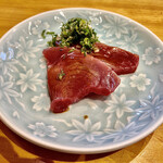 小判寿司 - 鰹（気仙沼）　〜気仙沼の鰹も焼津の鰹と双璧。最近、頂く機会が多いので、一度並べて食べ比べしたいのだが、誰か企画して頂けないでしょうか。