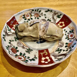 小判寿司 - 牡蠣オイル漬け〜ゆっくり湯煎して火入れした岩牡蠣をオイル漬けに。ぷりぷりの身が嫋やかなイタリアンの味わい。