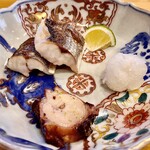 小判寿司 - カマス塩焼き、蛸柔らか煮～北三陸平尾町のカマスと蛸。スダチでさっぱりと。
      