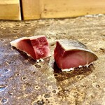 小判寿司 - おおっと、生鯖かと思ったが、「軽く締めてます」。だが、かなりの鮮度が色合いに表れている。