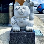 小判寿司、繁栄の招き猫。かなりのインパクト