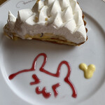 ブラッスリー・バーゼル - 「フレッシュバナナのタルト」 ¥580（税抜）
      生クリームとカスタードクリームは甘さ控えめ、タルト生地も美味。
      バーゼルのロゴ入りプレートに盛り付けられて。