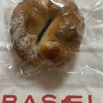 ブラッスリー・バーゼル - 持ち帰りの「くるみ入りベーグル」 ¥210（税抜）と紙袋