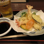 食事処 ニュー因幡 - 生ビールと天ぷら盛合せ