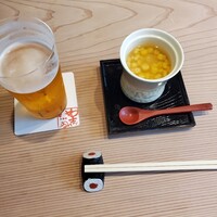 いわ志 本店 - ビールと冷製茶碗蒸し　箸置きが私のは鉄火巻き　みんな違うのね～