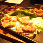 Okonomishukan - 1,800円地鶏鉄板焼盛合せ（砂ずり・もも肉・せせり）　