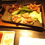 Okonomishukan - 1,800円地鶏鉄板焼盛合せ（砂ずり・もも肉・せせり）　