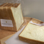 アイマリーナ - トーストブレッド(1斤)
            ¥432
            ❤︎❤︎❤︎❤︎
            6枚切り。
            王道の角食パン。生地が甘すぎなくてイイ。トーストして表面はサックリ中はしっとり。