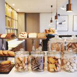 Lily cakes - スタンドやジャーに入った数種類のクッキーをセルフスタイルで。