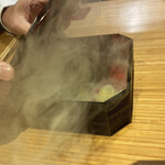 炭火ビストロ　華泉 - 箱を開けると煙が出てきます