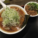 麺辰 - 中華そばに半山盛りネギトッピングとミニ鶏そぼろ丼