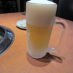 焼肉慶州 - 焼肉なんで先ずはビールで乾杯です、おじさん２人なのが残念です・・・