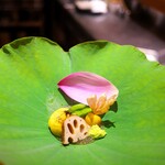 Oryourisogou - 蓮の葉に精進風八寸。ほうずき、れんこん、いんげん、そしてとうもろこし豆腐を吉野くずで固めて、昆布だしのジュレ。