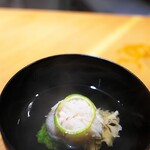 Oryourisogou - お椀。渡り蟹のしんじょうに蟹味噌を包んで。何より澄み切った出汁の上品さ。