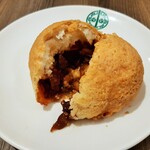 Tim Ho Wan - 表面はザクザクッとしたクッキー生地に覆われたメロンパン、中にはトロ～リ甘辛いチャーシュー餡入り