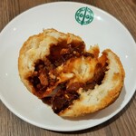 Tim Ho Wan - 中には角切りチャーシューがゴロゴロ！トロトロ甘辛くほんのり八角香る餡と、サクサク甘いメロンパンの甘じょっぱいハーモニー
