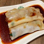 Tim Ho Wan - 米粉の生地が厚めで具の存在感が控えめの腸粉、蜜味チャーシューと野菜やパクチー入り、BBQ Pork Rice rolls（3本）S＄6.00