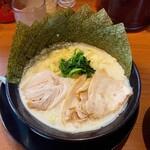 Yokohama Iekei Ramen Tsuru Noya - 豚骨醤油ラーメン並太麺にチャーシュー2枚とのり5枚を追加トッピング