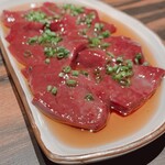 Kitashinchi yakiniku hamamasa - 生でも食せるほど新鮮な、大人気の炙りレバー