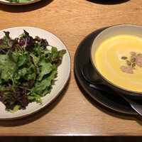 オービカ モッツァレラバー 横浜店 - 冷製パンプキンスープとサラダ