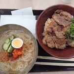 肉のヤマ牛 - プレミアム甘だれ焼肉丼の小サイズ590円
            ハーフ冷麺をつけると+350円